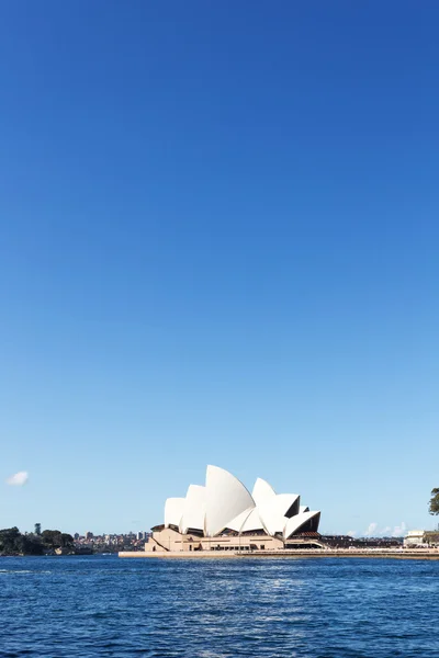 Сіднейський оперний театр і море — стокове фото