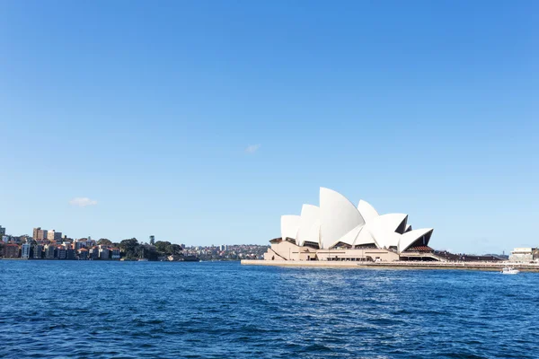 Sydney opera binası ve deniz — Stok fotoğraf