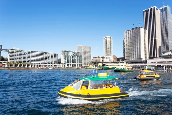 Skyline et immeuble de bureaux au bord de la mer — Photo