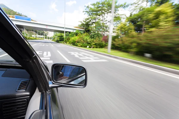 从行驶的汽车道路场景 — 图库照片