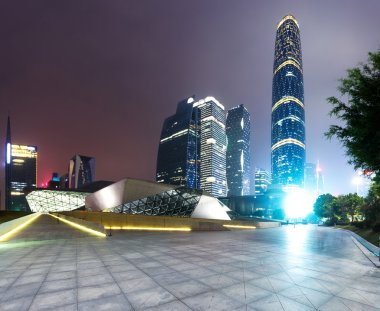 Işıklı modern cityscape ve ofis binaları 