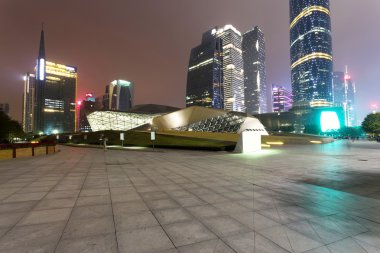 Işıklı modern cityscape ve ofis binaları 