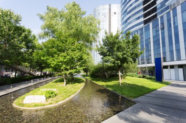 patika modern ofis binası çevresinde