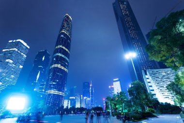 Işıklı modern cityscape ve ofis binaları 