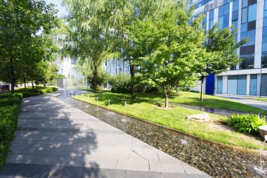 patika modern ofis binası çevresinde