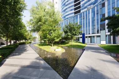 patika modern ofis binası çevresinde