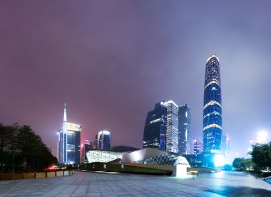 Işıklı modern cityscape ve ofis binaları 