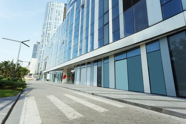 Modernes Bürogebäude außen und Straße — Stockfoto