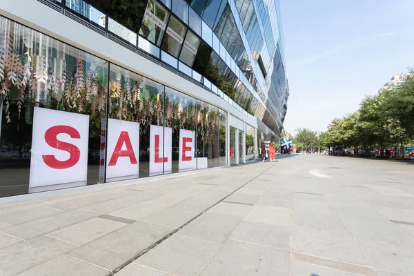 Cartel de venta en escaparate del centro comercial —  Fotos de Stock