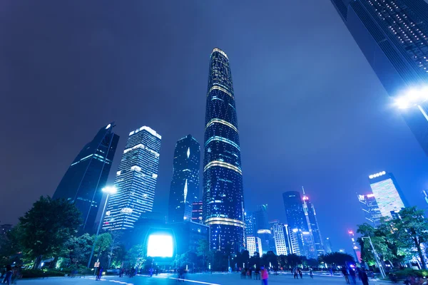 Beleuchtetes modernes Stadtbild und Bürogebäude — Stockfoto