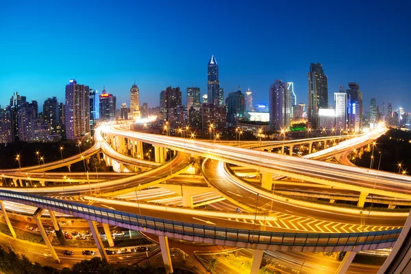 Illuminated traffic on elevated expressway in city. — Stock Photo, Image