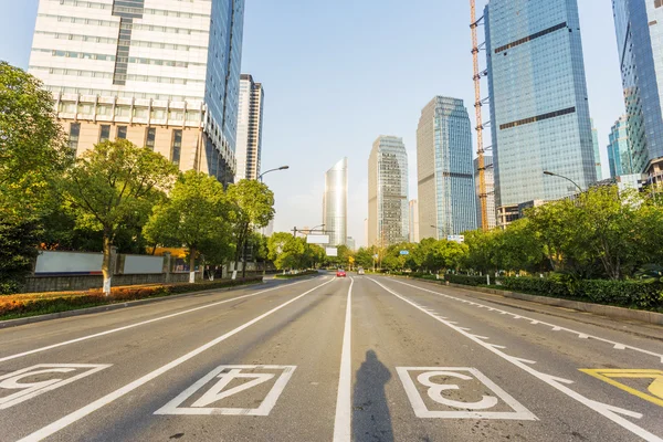 Skyline, estrada urbana e prédio de escritórios — Fotografia de Stock