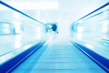 hareketli düz yürüyen merdiven kapalı