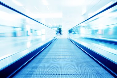 hareketli düz yürüyen merdiven kapalı