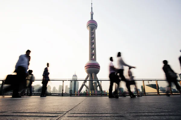 上海のランドマークと歩く人 — ストック写真