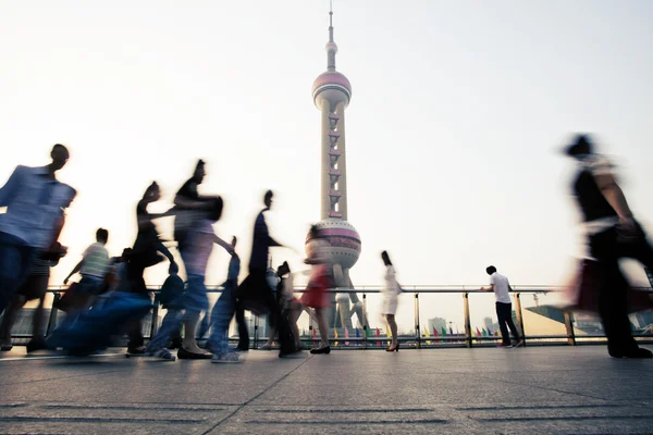 상하이에서 랜드마크와 걷는 사람들 — 스톡 사진