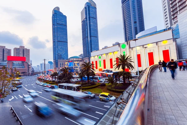 Skyline e strade trafficate in città — Foto Stock