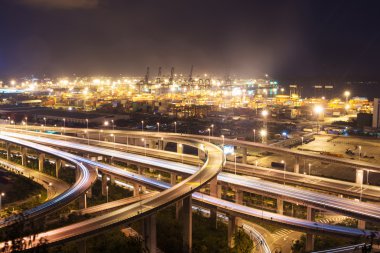 Yükseltilmiş Otoban ve ışıklı konteyner trafiği
