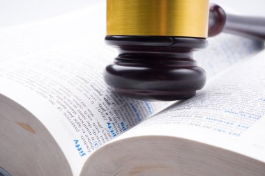 Yargıç çekiç kitap üzerinde yatıyordu