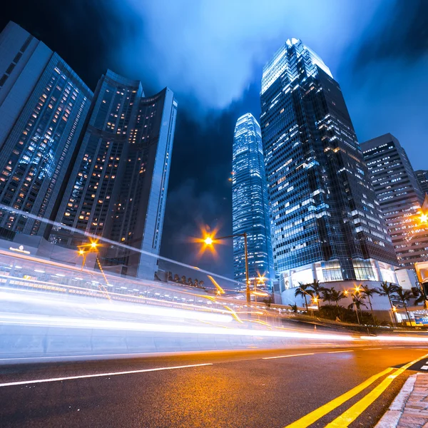 Rutas de semáforos y edificios de oficinas ocupados —  Fotos de Stock