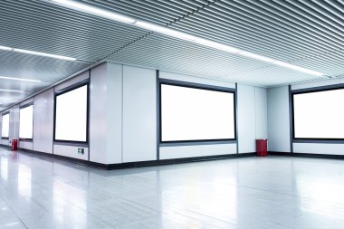 Koridorda duvar üzerinde boş billboard