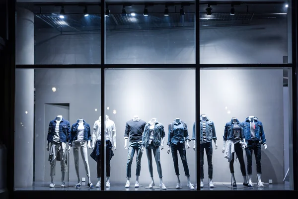 Divat üzlet ablak, és a ruhák — Stock Fotó