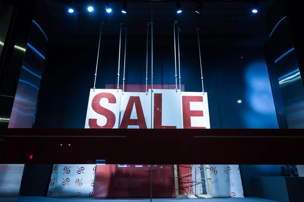 Cartaz de venda na vitrine da loja de moda — Fotografia de Stock