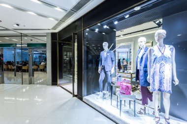 Moda Dükkanı vitrin ve giyim.