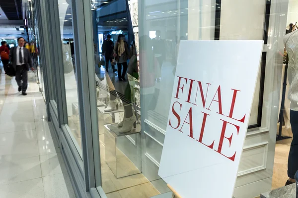 Cartaz de venda na vitrine da loja de moda — Fotografia de Stock