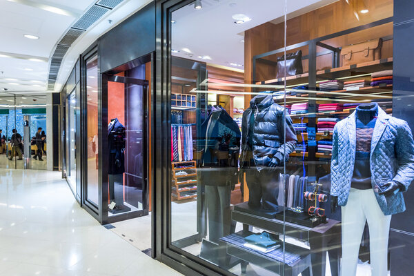 витрина и одежда в магазине моды
