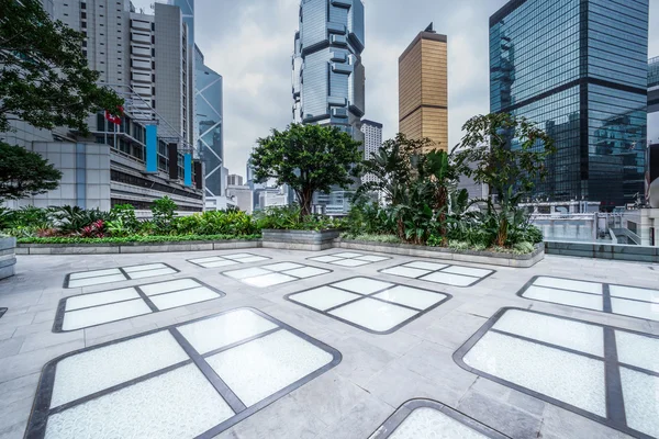 Plaza moderna vacía y edificios de oficinas — Foto de Stock