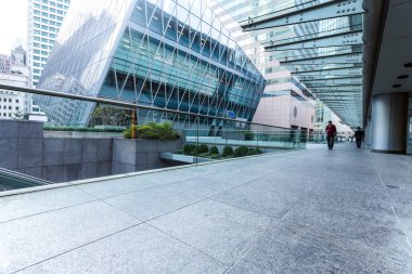 Yan taraftaki boş kaldırım ofis binası