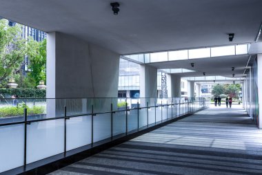 patika modern binası ile
