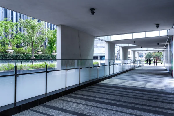 Sendero a través de edificio moderno —  Fotos de Stock