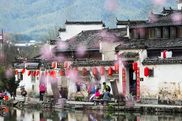 湖畔で中国のビンテージ レジデンス — ストック写真