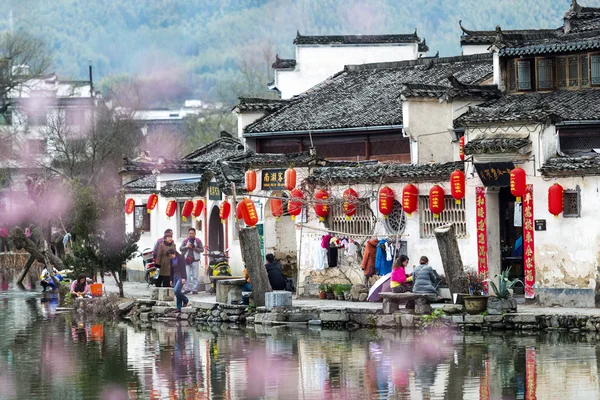 Китайская винтажная резиденция на берегу озера — стоковое фото