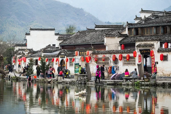 中国老式居住在湖畔 — 图库照片