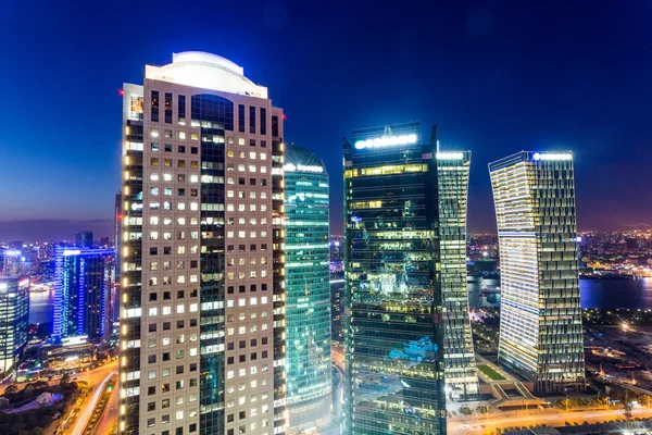 Rascacielos en la ciudad moderna por la noche — Foto de Stock