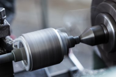 Sanayi makine fabrikasında çalışmaya eskimiş