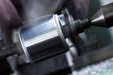 Sanayi makine fabrikasında çalışmaya eskimiş