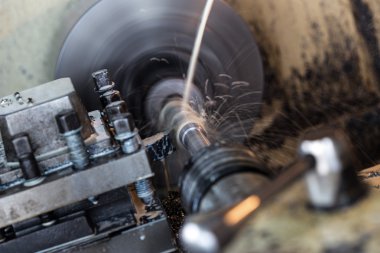 Sanayi makine fabrikasında çalışmaya eskimiş