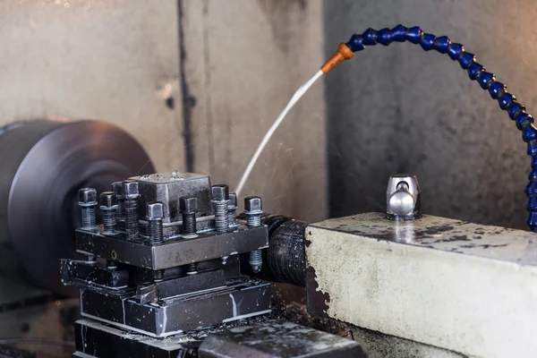 Machine obsolète d'industrie travaillant dans l'usine — Photo