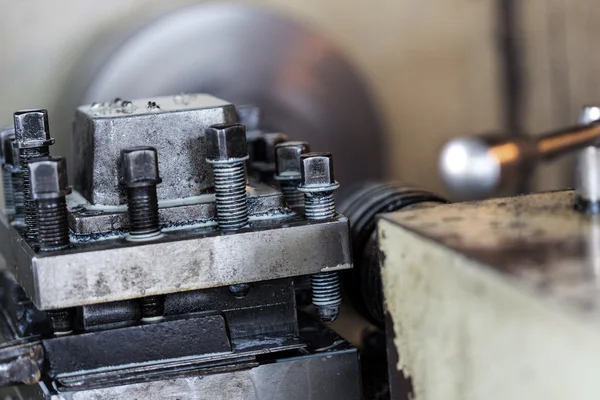 Устаревшая промышленная машина, работающая на заводе — стоковое фото