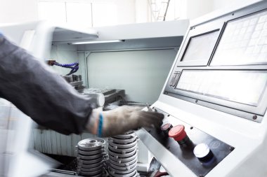 Endüstriyel makine ve kontrol paneli 