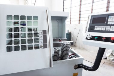 Endüstriyel makine ve kontrol paneli 