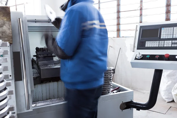 Worker operate lathe machine — Stock Photo, Image