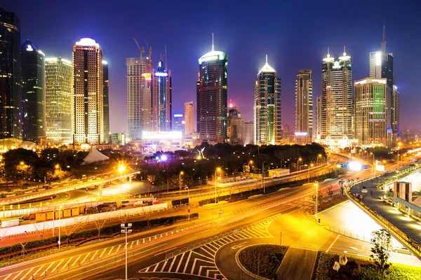 Skyline y paisaje urbano iluminado de Shanghai —  Fotos de Stock