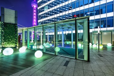 Işıklı Bina dış ve patika 