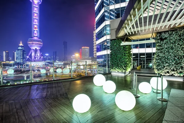 Skyline e paisagem urbana iluminada de Xangai à noite — Fotografia de Stock