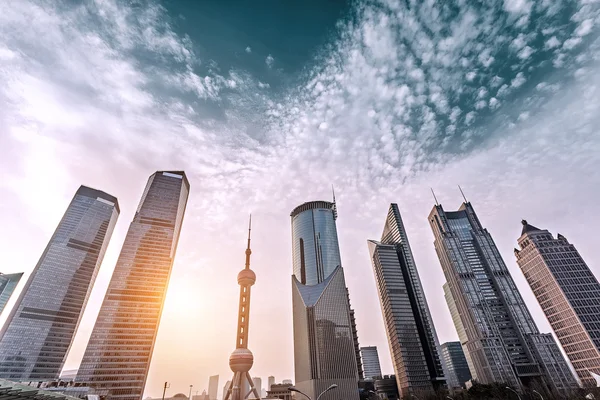 Wolkenkrabbers en mijlpaal in Shanghai — Stockfoto